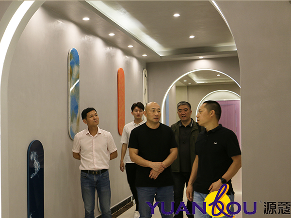 塞爾維亞中國商會(huì)陳會(huì)長(zhǎng)一行蒞臨我司參觀考察